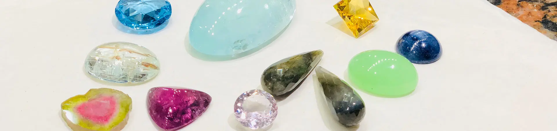 Losse edelstenen in blauw, groen, roze en geel