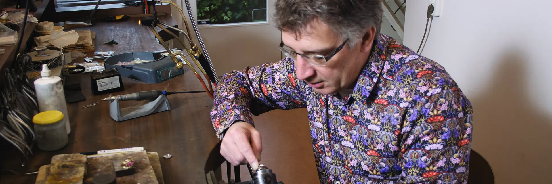 Guus Uilenbroek aan het werk aan zijn werkbank in het atelier