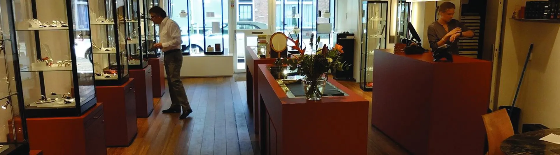 De winkel van Agusto Edelsmid aan de Binnenweg in Heemstede, met vitrines vol sieraden